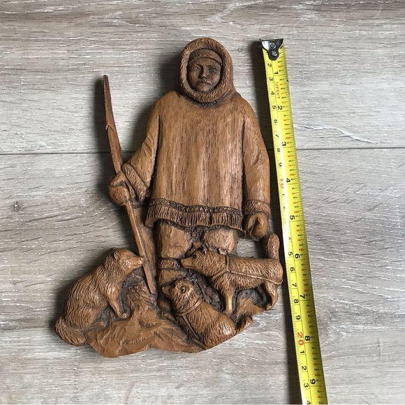 Vintage Inuit / Eskimo native with sled dogs resin wall hanging - Picture 3 of 5